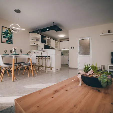 Unbeatable Location: New & Comfy Apartment *