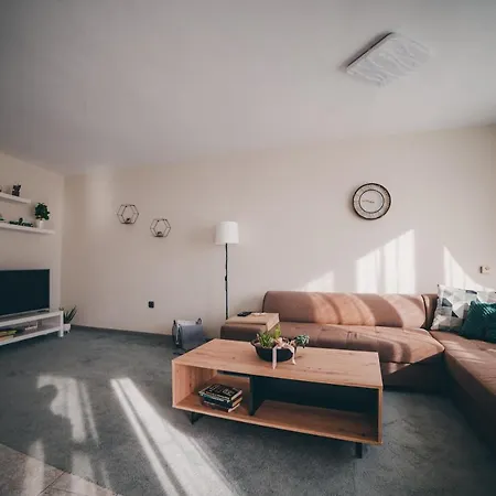 Unbeatable Location: New & Comfy Apartment *